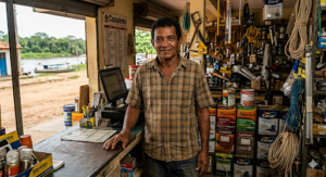 Loja de materiais de construção no interior do Amazonas, com foco em gestão de estoque e logística fluvial.